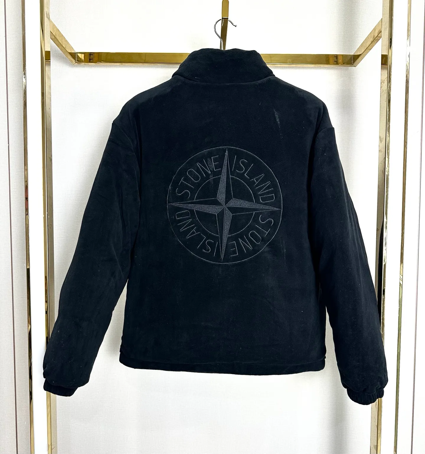 P340 (reverse picture) Stone Island double-sided thickened olley velvet embroidered cotton jacket. Color: black, military green, khaki, navy blue. Double-sided thickened ollie velvet. Thicker than most on the market. The reverse side is made of fine olley velvet with small particles. Double-sided design! Two clothes for one! Double the warmth! In addition, it has been treated with anti-static treatment, so it does not shed lint or stick to hair! The texture is quite good! Very high quality! Thousands of stitches of embroidery on the chest add a sense of design to the entire dress! The stand-up collar design makes the upper body look more energetic! It fits the neck very well and has better thermal insulation effect! Both the cuffs, hem and lining are all hemmed! Exquisite workmanship! More durable and less likely to deform! Pattern correction! Every detail is in place! The upper body effect is amazing, very firm! And it hides the flesh very well and makes you look slim! You can match it with whatever you want!
